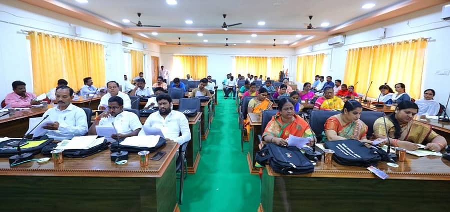 ಹೊಸಪೇಟೆಯಲ್ಲಿ ಸೋಮವಾರ ನಡೆದ ನಗರಸಭೆ ಬಜೆಟ್ ಮಂಡನೆ ಸಭೆಯಲ್ಲಿ ಪಾಲ್ಗೊಂಡಿದ್ದ ಸದಸ್ಯರು ಆಯವ್ಯಯದ ಪ್ರತಿ ಮೇಲೆ ಕಣ್ಣಾಡಿಸಿದರು