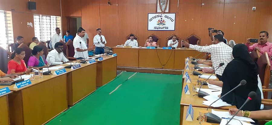 ಸಾಗರದಲ್ಲಿ ಸೋಮವಾರ ನಡೆದ ನಗರಸಭೆಯ ಸಾಮಾನ್ಯ ಸಭೆಯಲ್ಲಿ ಆಡಳಿತ ಹಾಗೂ ವಿರೋಧ ಪಕ್ಷದ ಸದಸ್ಯರ ನಡುವೆ ಮಾತಿನ ಚಕಮಕಿ ನಡೆಯಿತು.