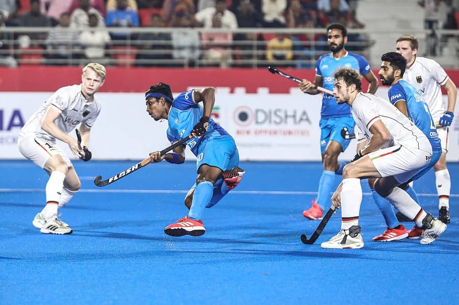 ಭಾರತ ಮತ್ತು ಜರ್ಮನಿ ಆಟಗಾರರ ಪೈಪೋಟಿ –ಎಚ್ಐ ಟ್ವಿಟರ್ ಚಿತ್ರ