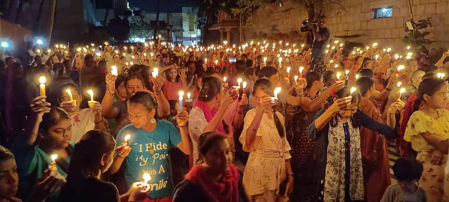 ಹೊಸಪೇಟೆಯ ಕೊಟ್ಟೂರು ಸ್ವಾಮಿ ಸಂಸ್ಥಾನ ಮಠದಲ್ಲಿ ಸೋಮವಾರ ರಾತ್ರಿ ಏರ್ಪಡಿಸಿದ್ದ ಕಾರ್ಯಕ್ರಮದಲ್ಲಿ ಭಕ್ತರು ಸಾಮೂಹಿಕವಾಗಿ ದೀಪ ಬೆಳಗಿಸಿದರುಪ್ರಜಾವಾಣಿ ಚಿತ್ರ: ಲವ