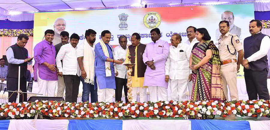 ಯಾದಗಿರಿಯ ಜಿಲ್ಲಾ ಕ್ರೀಡಾಂಗಣದಲ್ಲಿ ಆಯೋಜಿಸಿದ್ದ ಕೇಂದ್ರ ಮತ್ತು ರಾಜ್ಯ ಸರ್ಕಾರದ ಯೋಜನೆಗಳ ಫಲಾನುಭವಿಗಳ ಸಮ್ಮೇಳನವನ್ನು ಕೇಂದ್ರ ಸಚಿವ ಭಗವಂತ ಖೂಬಾ ಉದ್ಘಾಟಿಸಿದರು