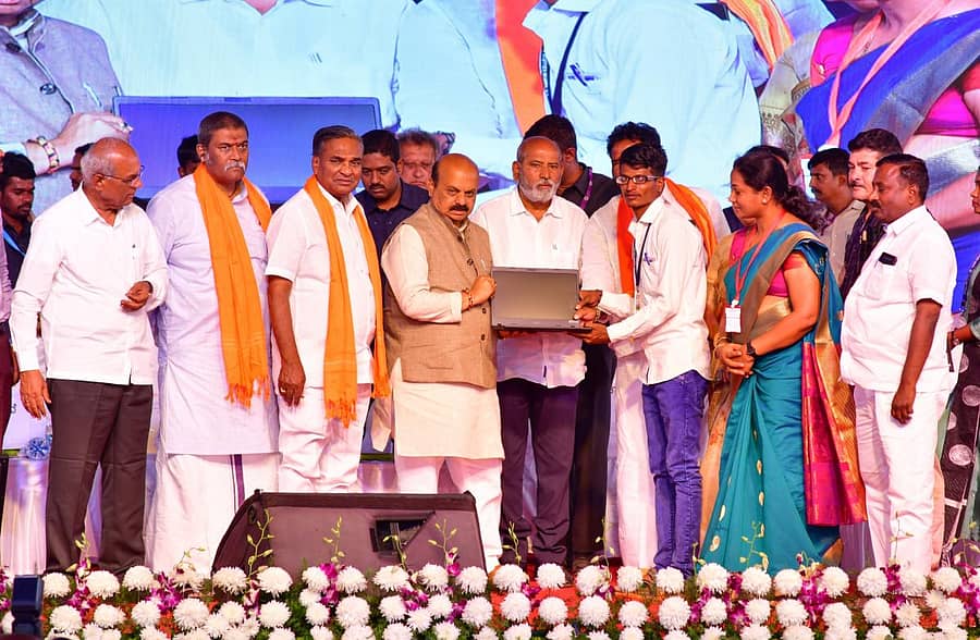 ಗಂಗಾವತಿಯಲ್ಲಿ ಮಂಗಳವಾರ ನಡೆದ ಕೇಂದ್ರ ಹಾಗೂ ರಾಜ್ಯ ಸರ್ಕಾರಗಳ ಯೋಜನೆಗಳ ಫಲಾನುಭವಿಗಳ ಸಮಾವೇಶದಲ್ಲಿ ಮುಖ್ಯಮಂತ್ರಿ ಬಸವರಾಜ ಬೊಮ್ಮಾಯಿ ಫಲಾನುಭವಿಗೆ ಲ್ಯಾಪ್ಟಾಪ್ ವಿತರಿಸಿದರು –ಪ್ರಜಾವಾಣಿ ಚಿತ್ರ