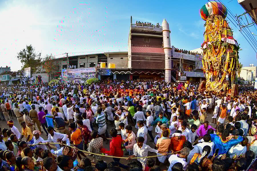 ಕನಕಾಚಲಪತಿ ರಥೋತ್ಸವ... ಕೊಪ್ಪಳ ಜಿಲ್ಲೆಯ ಕನಕಗಿರಿಯಲ್ಲಿ ಮಂಗಳವಾರ ಕನಕಾಚಲಪತಿ ರಥೋತ್ಸವ ಜರುಗಿತು –ಪ್ರಜಾವಾಣಿ ಚಿತ್ರ/ಭರತ್ ಕಂದಕೂರ