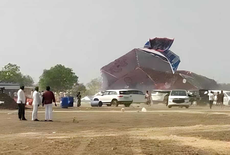 ಬಳ್ಳಾರಿ ತಾಲ್ಲೂಕಿನ ಜೋಳದರಾಶಿ ಗ್ರಾಮದ ಕುಂಟ ಮಾರಮ್ಮ ದೇವಾಲಯದ ಬಳಿ ಕಾಂಗ್ರೆಸ್‌ ಶಾಸಕ ಬಿ. ನಾಗೇಂದ್ರ ಮಂಗಳವಾರ ತಮ್ಮ ಬೆಂಬಲಿಗರು, ಅಭಿಮಾನಿಗಳಿಗೆ ಬಾಡೂಟ ಏರ್ಪಡಿಸಿದ್ದ ವೇಳೆ ಬಿರುಗಾಳಿಗೆ ಸಿಕ್ಕು ಶಾಮಿಯಾನ ಕುಸಿದಿರುವುದು ಪ್ರಜಾವಾಣಿ ಚಿತ್ರ– ಮುರಳಿಕಾಂತರಾವ್‌