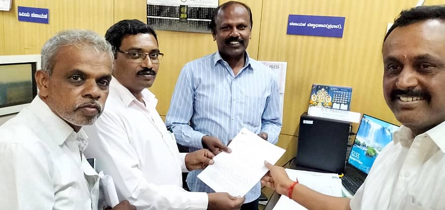 ದೊಡ್ಡಬಳ್ಳಾಪುರದ ಕರ್ನಾಟಕ ರಾಜ್ಯ ನೇಕಾರರ ಹಿತರಕ್ಷಣಾ ಸಮಿತಿಯಿಂದ ಮಂಗಳವಾರ ಬೆಂಗಳೂರಿನಲ್ಲಿ ಬೆಸ್ಕಾಂನ ಜಂಟಿ ಪ್ರಧಾನ ವ್ಯವಸ್ಥಾಪಕ ಪ್ರಕಾಶ್ ಅವರಿಗೆ ಮನವಿ ಸಲ್ಲಿಸಲಾಯಿತು