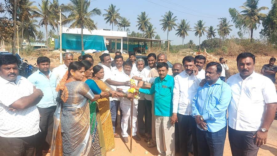 ದೇವನಹಳ್ಳಿ ತಾಲ್ಲೂಕಿನ ಕುಂದಾಣ ಹೋಬಳಿಯ ಆಲೂರು ಗ್ರಾಮದಲ್ಲಿ ಕಾಂಕ್ರೀಟ್ ರಸ್ತೆ ಕಾಮಗಾರಿಗೆ ಶಾಸಕ ನಿಸರ್ಗ ನಾರಾಯಣಸ್ವಾಮಿ ಚಾಲನೆ ನೀಡಿದರು