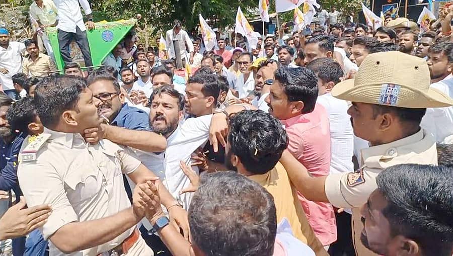 ಸಿಂಧನೂರಿನಲ್ಲಿ ಪುನೀತ್ ರಾಜುಕುಮಾರ್ ಪುತ್ಥಳಿ ಮೆರವಣಿಗೆ ವೇಳೆ ಪಿಎಸ್ಐ ಮಣಿಕಂಠ ಅವರ ಮೇಲೆ ಪುನೀತ್ ಅಭಿಮಾನಿಗಳು ಹಲ್ಲೆಗೆ ಮುಂದಾದರು. ಜೆಡಿಎಸ್ ನಗರ ಘಟಕದ ಅಧ್ಯಕ್ಷ ಅಜಯ್ ದಾಸರಿ, ಅಭಿಷೇಕ ನಾಡಗೌಡ ಮತ್ತಿತರರು ಇದ್ದಾರೆ