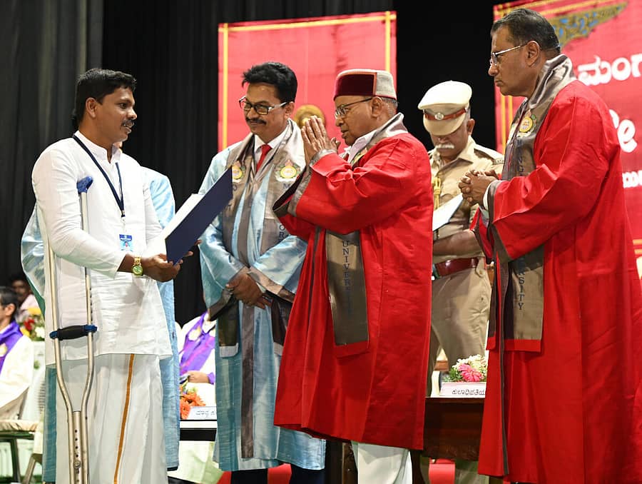ಮಂಗಳೂರು ವಿಶ್ವವಿದ್ಯಾಲಯದ 41ನೇ ಘಟಿಕೋತ್ಸವದಲ್ಲಿ ದಿನಕರ ಕೆಂಜೂರು ಅವರು ರಾಜ್ಯಪಾಲರಿಂದ ಪಿಎಚ್.ಡಿ ಪದವಿ ಸ್ವೀಕರಿಸಿದರು. ಕುಲಪತಿ ಪ್ರೊ.ಪಿ.ಎಸ್.ಯಡಪಡಿತ್ತಾಯ ಹಾಗೂ ಪ್ರೊ.ಎಸ್.ಸಿ.ಶರ್ಮ ಇದ್ದಾರೆ– ಪ್ರಜಾವಾಣಿ ಚಿತ್ರ