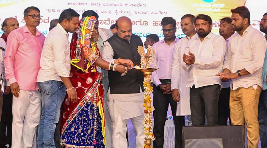 ಹಾವೇರಿ ಜಿಲ್ಲೆ ಶಿಗ್ಗಾವಿ, ಸವಣೂರು, ಹಾವೇರಿ ಹಾಗೂ ಹಾನಗಲ್ ತಾಲ್ಲೂಕುಗಳ ಗ್ರಾಮೀಣ ಕುಡಿಯುವ ನೀರು ಮತ್ತು ನೈರ್ಮಲ್ಯ ಇಲಾಖೆಯು ಜಲಜೀವನ್ ಮಿಷನ್ ಯೋಜನೆಯಡಿ 291 ಗ್ರಾಮಗಳ ₹840 ಕೋಟಿ ಮೊತ್ತದ ಬಹುಗ್ರಾಮ ಕುಡಿಯುವ ನೀರಿನ ಯೋಜನೆಯ ಕಾಮಗಾರಿಯ ಶಂಕುಸ್ಥಾಪನೆಯನ್ನು ಮುಖ್ಯಮಂತ್ರಿ ಬಸವರಾಜ ಬೊಮ್ಮಾಯಿ ನೆರವೇರಿಸಿದ