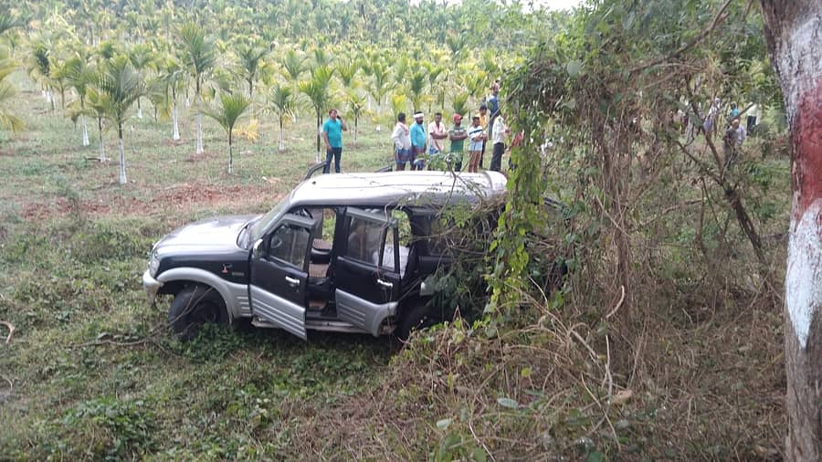 ನ್ಯಾಮತಿ ತಾಲ್ಲೂಕಿನ ಗೋವಿನಕೋವಿ– ಚೀಲೂರು ಗ್ರಾಮಗಳ ಮಧ್ಯೆ ಕೊಲೆಯಾಗಿರುವ ಸ್ಥಳದಲ್ಲಿ ಸ್ಕಾರ್ಪಿಯೊ ಬಿಟ್ಟು ಹೋಗಿರುವ ಆರೋಪಿಗಳು