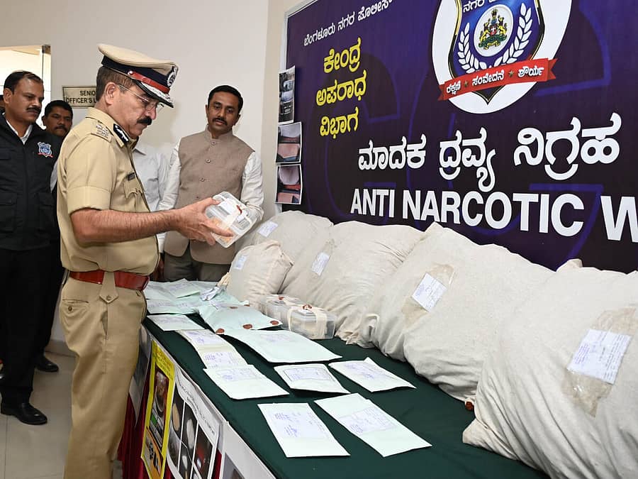 ಸಿಸಿಬಿ ಪೊಲೀಸರು ಜಪ್ತಿ ಮಾಡಿರುವ ಡ್ರಗ್ಸ್ ಪೊಟ್ಟಣಗಳನ್ನು ಪೊಲೀಸ್ ಕಮಿಷನರ್ ಪ್ರತಾಪ್ ರೆಡ್ಡಿ ಅವರು ಗುರುವಾರ ವೀಕ್ಷಿಸಿದರು. ಸಿಸಿಬಿ ಜಂಟಿ ಕಮಿಷನರ್ ಎಸ್.ಡಿ. ಶರಣಪ್ಪ ಚಿತ್ರದಲ್ಲಿದ್ದಾರೆ – ಪ್ರಜಾವಾಣಿ ಚಿತ್ರ