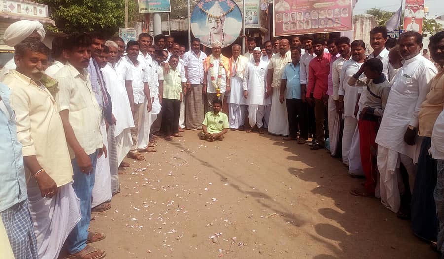 ಹುಣಸಗಿ ತಾಲ್ಲೂಕಿನ ವಜ್ಜಲ ಗ್ರಾಮದಲ್ಲಿ ಬ್ಲಾಕ್ ಕಾಂಗ್ರೆಸ್ ಅಧ್ಯಕ್ಷ ಚಂದ್ರಶೇಖರ ದಂಡಿನ್ ಅವರನ್ನು ಸನ್ಮಾನಿಸಲಾಯಿತು