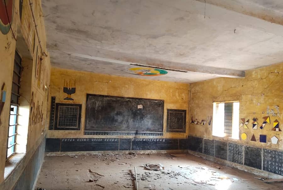 ಹುಬ್ಬಳ್ಳಿಯ ಆನಂದ ನಗರದಲ್ಲಿರುವ ಸರ್ಕಾರಿ ಉರ್ದು ಮತ್ತು ಕನ್ನಡ ಮಾಧ್ಯಮ ಶಾಲಾ ಕಟ್ಟಡದ ಶಿಥಿಲಗೊಂಡಿರುವುದು