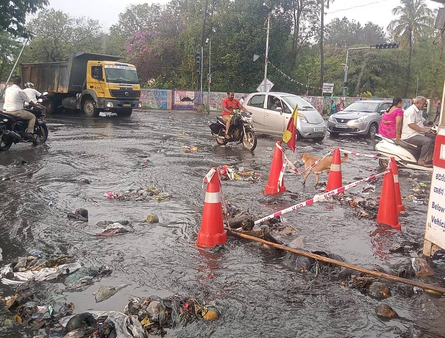 ಕೋಲಾರದ ರಸ್ತೆಗಳಲ್ಲಿ ಮಳೆ ನೀರಿನ ಜೊತೆಗೆ ಸುತ್ತಲಿನ ತ್ಯಾಜ್ಯ ಹರಿದು ಬಂದ ರೀತಿ