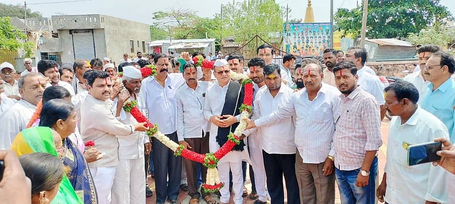 ಪೋಟೊ ಶೀರ್ಷಿಕೆ :-(೧೬ಅಥಣಿ೧) ಸಂಕೊನಟ್ಟಿ ಗ್ರಾಮದಲ್ಲಿ ಶಾಸಕ‌ ಮಹೇಶ ಕುಮಠಳ್ಳಿ ಗ ಸನ್ಮಾನಿಸುತ್ತಿರುವ ಗ್ರಾದಮ ಹೀರಿಯರು