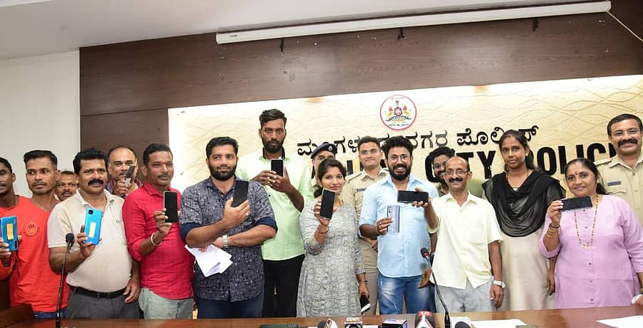 ಕಳಕೊಂಡ ಮೊಬೈಲ್ ಮರಳಿ ಪಡೆದ ವಾರಸುದಾರರು, ಮಂಗಳೂರು ಪೊಲೀಸ್ ಕಮಿಷನರ್ ಅವರ ಕಚೇರಿಯಲ್ಲಿ ಅವುಗಳನ್ನು ಪ್ರದರ್ಶಿಸಿದರು. ಡಿಸಿಪಿ ಅಂಶುಕುಮಾರ್, ಪೊಲೀಸ್ ಕಮಿಷನರ್ ಕುಲದೀಪ್ ಕುಮಾರ್ಜೈನ್.ಹಾಗೂ ಡಿಸಿಪಿ ದಿನೇಶ್ ಕುಮಾರ್ ಇದ್ದಾರೆ