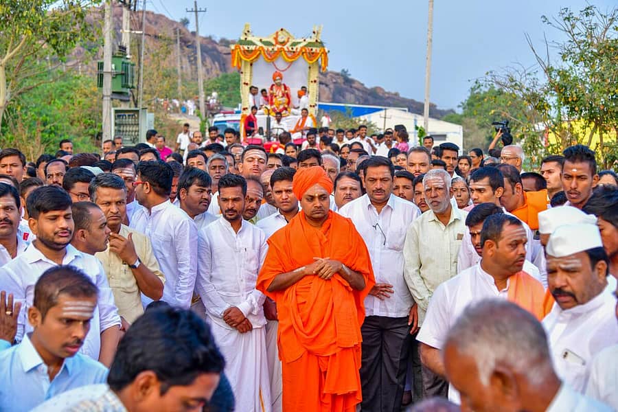 ಕೊಪ್ಪಳದ ಶಿವಶಾಂತವೀರ ಮಹಾಶಿವಯೋಗಿಗಳ ಪುಣ್ಯಸ್ಮರಣೋತ್ಸವ ಅಂಗವಾಗಿ ಗುರುವಾರ ಅಭಿನವ ಗವಿಸಿದ್ದೇಶ್ವರ ಸ್ವಾಮೀಜಿ ಪಾದಯಾತ್ರೆ ನಡೆಸಿದರು