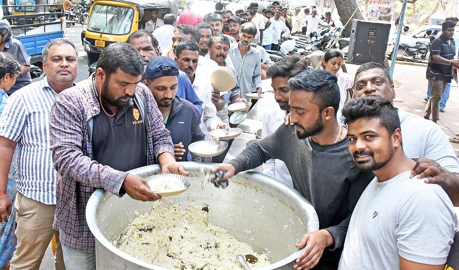 ಮೈಸೂರಿನ ನಂಜರಾಜ ಬಹದ್ದೂರ್ ಛತ್ರದ ಎದುರಿನ ರಸ್ತೆಯಲ್ಲಿ ಪುನೀತ್ ರಾಜ್ಕುಮಾರ್ ಅಭಿಮಾನಿಗಳು ಅವರ ಹುಟ್ಟುಹಬ್ಬದ ಅಂಗವಾಗಿ ಶುಕ್ರವಾರ ಅನ್ನಸಂತರ್ಪಣೆ ಮಾಡಿದರು
