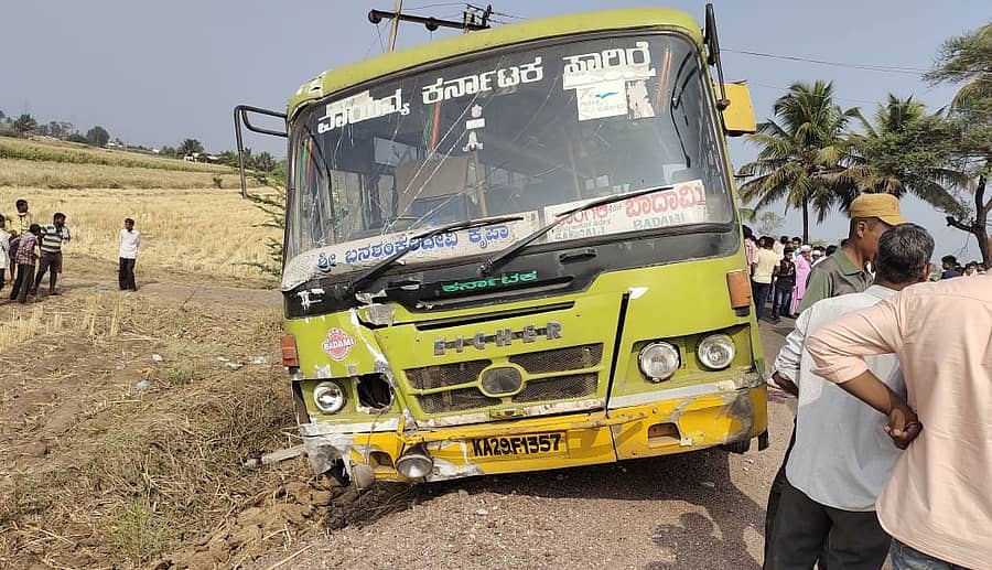 ಬೆಳಗಾವಿ ಜಿಲ್ಲೆಯ ರಾಯಬಾಗ ತಾಲ್ಲೂಕಿನ ಕುಡಚಿ– ಹಾರೂಗೇರಿ ಹೆದ್ದಾರಿ ಮೇಲೆ ಅಪಘಾತಕ್ಕೀಡಾದ ಬಸ್‌