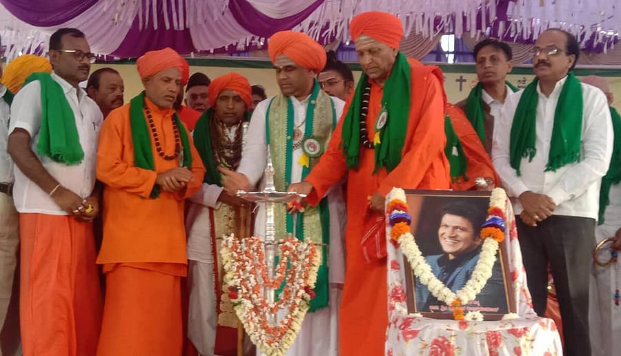 ನರಗುಂದ ಪಟ್ಟಣದಲ್ಲಿ ರೈತಸೇನಾ ಆಶ್ರಯದಲ್ಲಿ ನಡೆದ ರೈತ ಜಾಗೃತಿ ಸಮಾವೇಶ ಹಾಗೂ ಪುನೀತ್ ಪುಣ್ಯಸ್ಮರಣೆ ಕಾರ್ಯಕ್ರಮವನ್ನು ರಾಮದುರ್ಗ ತಾಲ್ಲೂಕಿನ ಕಿಲ್ಲಾತೋರಗಲ್ಲಮಠದ ಚನ್ನಮಲ್ಲ ಶಿವಾಚಾರ್ಯರು ಉದ್ಘಾಟಿಸಿದರು. (ಎಡದಿಂದ) ರೈತ ಮುಖಂಡ ವೀರೇಶ ಸೊಬರದಮಠ, ಸಿದ್ದಯ್ಯ ಹಿರೇಮಠ, ಬಾಗಲಕೋಟೆಯ ಬಸವಾನಂದ ಶ್ರೀ, ರಾಘವೇಂದ್ರ ಗುಜಮಾಗಡಿ, ವೀರೇಶ್ವರ ಪುಣ್ಯಾಶ್ರಮದ ಪೀಠಾಧಿಪತಿ ಕಲ್ಲಯಜ್ಜ, ಫಕೀರ ದಿಂಗಾಲೇಶ್ವರ ಶ್ರೀ, ವರುಣ್ ಗೌಡ ಪಾಟೀಲ, ಪಂಚನಗೌಡ ದ್ಯಾಮನಗೌಡ ಇದ್ದಾರೆ