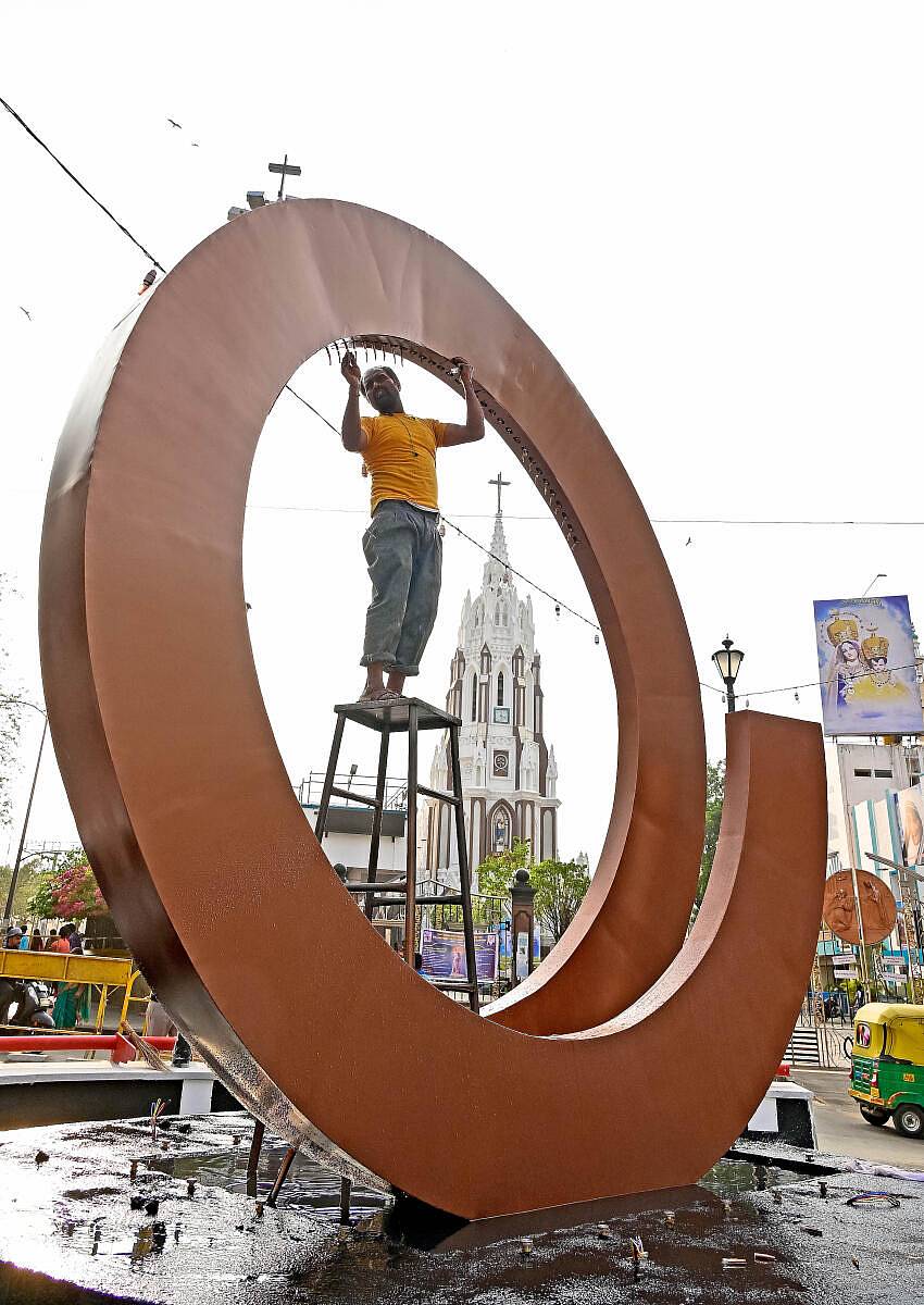 ಚಾಂದಿನಿ ಚೌಕ್ನಲ್ಲಿ ನಿರ್ಮಾಣವಾಗಿರುವ ಕಾರಂಜಿ ಅಂತಿಮ ರೂಪ ನೀಡುತ್ತಿರುವುದು –ಪ್ರಜಾವಾಣಿ ಚಿತ್ರಗಳು/ರಂಜು ಪಿ.