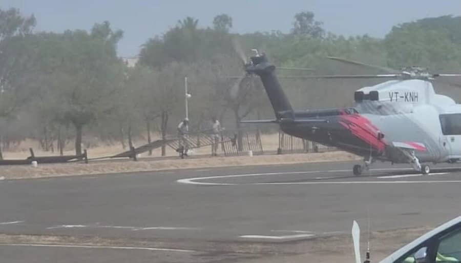 ವಿಜಯಪುರ ನಗರದ ಸೈನಿಕ್ ಶಾಲೆಯ ಹೆಲಿಫ್ಯಾಡ್ನಲ್ಲಿ ಶನಿವಾರ ಕೇಂದ್ರ ಸಂಸದೀಯ ವ್ಯವಹಾರಗಳ ಹಾಗೂ ಗಣಿ ಮತ್ತು ಕಲ್ಲಿದ್ದಲು ಸಚಿವ ಪ್ರಹ್ಲಾದ ಜೋಶಿ ಇಳಿಯುವಾಗ ಹೆಲಿಫ್ಯಾಡ್ನ ಸುತ್ತಲು ಅಳವಡಿಸಲಾಗಿದ್ದ ಬ್ಯಾರಿಕೇಡ್ಗಳು ನೆಲಕ್ಕುರುಳಿ ಬಿದ್ದವು