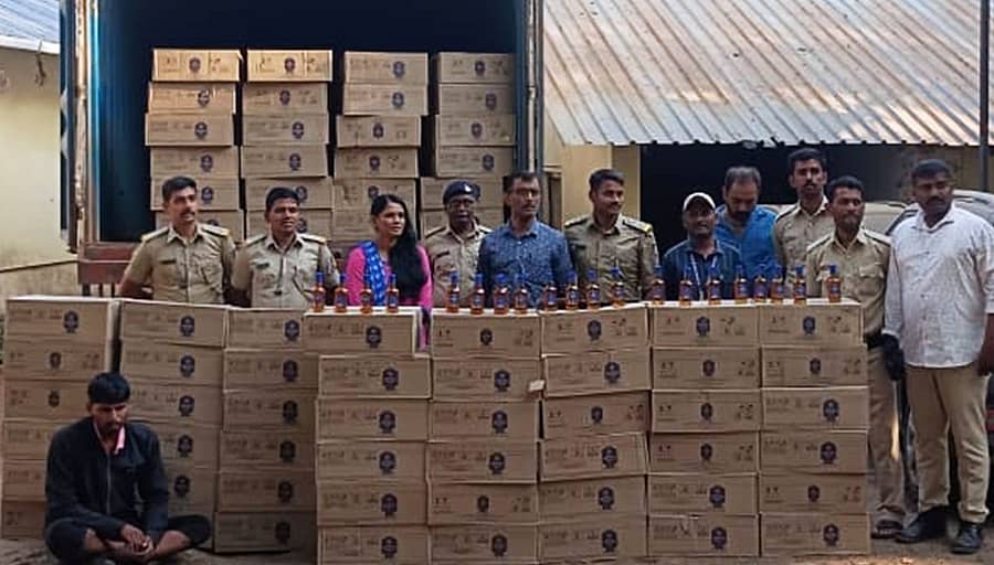 ಖಾನಾಪುರ ಅಬಕಾರಿ ಠಾಣೆಯ ಅಧಿಕಾರಿಗಳು ಮತ್ತು ಸಿಬ್ಬಂದಿ ಮಾರ್ಚ್ 7ರಂದು ವಶಪಡಿಸಿಕೊಂಡ ಮದ್ಯದ ಬಾಕ್ಸ್ಗಳು