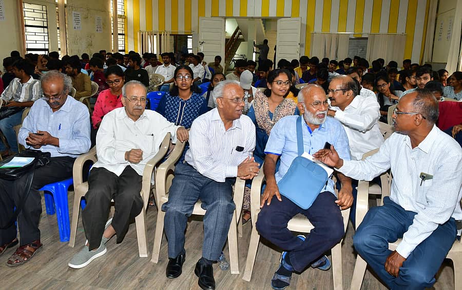 ವಿಚಾರ ಸಂಕಿರಣದಲ್ಲಿ ಪ್ರೊ. ಟಿ.ಆರ್. ಚಂದ್ರಶೇಖರ್, ಪ್ರೊ. ಬಿ. ನಾರಾಯಣಪ್ಪ, ಪ್ರೊ. ಎಂ.ಎನ್. ಶ್ರೀಹರಿ, ಡಾ. ಎಚ್.ಎಂ. ಸೋಮಶೇಖರಪ್ಪ ಮೊದಲಾದವರು ಭಾಗವಹಿಸಿದ್ದರು –ಪ್ರಜಾವಾಣಿ ಚಿತ್ರ