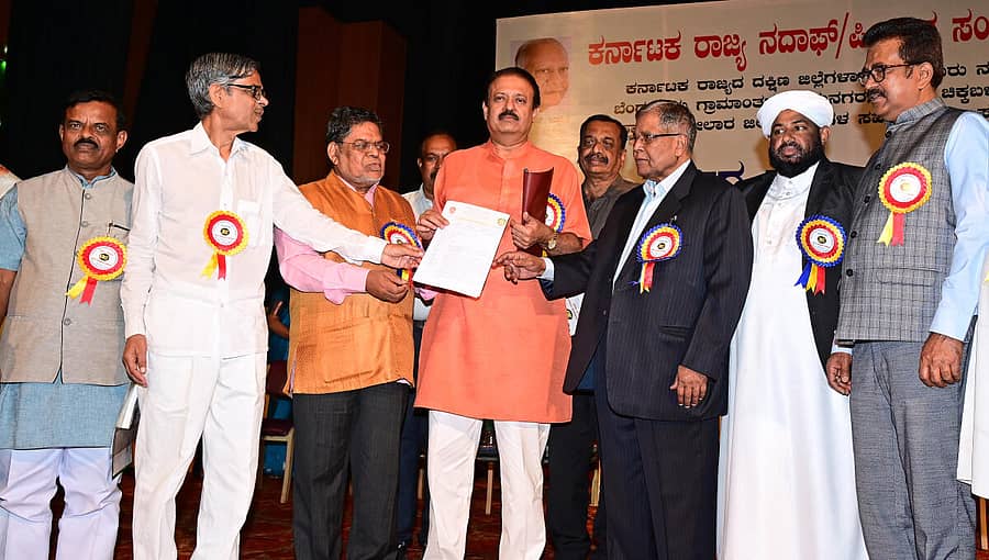 ಬೆಂಗಳೂರಿನಲ್ಲಿ ಶನಿವಾರ ರಾಜ್ಯ ನದಾಫ್, ಪಿಂಜಾರ ಸಂಘ ಆಯೋಜಿಸಿದ್ದ ಸಮಾವೇಶದಲ್ಲಿ ಸಮುದಾಯದ ಮುಖಂಡರು ವಿವಿಧ ಬೇಡಿಕೆಯ ಮನವಿಯನ್ನು ಶಾಸಕ ಉದಯ ಬಿ. ಗರುಡಾಚಾರ್ ಅವರಿಗೆ ಸಲ್ಲಿಸಿದರು. ಎಂ.ಡಿ ಮುನಾಫ್, ಜಲೀಲ್ ಸಾಬ್, ಜಿ.ಡಿ ನದಾಫ್, ಸಿ.ಎಸ್.ದ್ವಾರಕಾನಾಥ್, ರೆಹಮಾನ್ ಖಾನ್, ಶಾಫಿ ಸಾದಿ, ಸನಾಹುಲ್ಲಾ ಇದ್ದರು- –ಪ್ರಜಾವಾಣಿ ಚಿತ್ರ