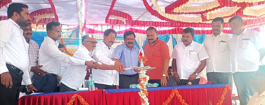 ತುರುವೇಕೆರೆ ತಾಲ್ಲೂಕಿನ ದಂಡಿನಶಿವರ ಹೋಬಳಿಯ ಕೊಂಡಜ್ಜಿ ಗ್ರಾಮದಲ್ಲಿ ತಾಲ್ಲೂಕು ಆಡಳಿತದಿಂದ ಶನಿವಾರ ಹಮ್ಮಿಕೊಂಡಿದ್ದ ಜಿಲ್ಲಾಧಿಕಾರಿ ನಡೆ ಹಳ್ಳಿ ಕಡೆ ಕಾರ್ಯಕ್ರಮವನ್ನು ಶಾಸಕ ಮಸಾಲ ಜಯರಾಮ್ ಉದ್ಘಾಟಿಸಿದರು. ತಹಶೀಲ್ದಾರ್ ವೈ.ಎಂ. ರೇಣುಕುಮಾರ್, ಸತೀಶ್ ಕುಮಾರ್ ಹಾಜರಿದ್ದರು