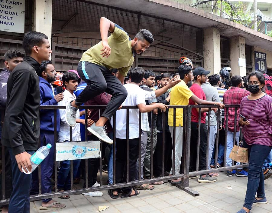 ಬೆಂಗಳೂರಿನ ಚಿನ್ನಸ್ವಾಮಿ ಕ್ರೀಡಾಂಗಣದಲ್ಲಿ ನಡೆಯಲಿರುವ ಇಂಡಿಯನ್ ಪ್ರೀಮಿಯರ್ ಲೀಗ್ (ಐಪಿಎಲ್) ಕ್ರಿಕೆಟ್ ಪಂದ್ಯಗಳ ಟಿಕೆಟ್ ಖರೀದಿಸಲು ಶನಿವಾರ ಚಿನ್ನಸ್ವಾಮಿ ಕ್ರೀಡಾಂಗಣದ ಹೊರಭಾಗದಲ್ಲಿ ಸಾಲುಗಟ್ಟಿದ್ದ ಜನರು