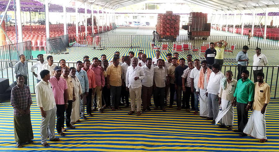 ಹೊಳಲ್ಕೆರೆಯ ಕೊಟ್ರೆ ನಂಜಪ್ಪ ಪದವಿ ಪೂರ್ವ ಕಾಲೇಜು ಮೈದಾನದಲ್ಲಿ ವಿಜಯ ಸಂಕಲ್ಪ ಯಾತ್ರೆಗೆ ಸಜ್ಜುಗೊಳ್ಳುತ್ತಿರುವ ಬೃಹತ್ ವೇದಿಕೆ (ಎಡಚಿತ್ರ). ಪಟ್ಟಣದ ಪ್ರಮುಖ ರಸ್ತೆಯಲ್ಲಿ ಬಿಜೆಪಿ ನಾಯಕರ ಕಟೌಟ್ಗಳು ರಾರಾಜಿಸುತ್ತಿರುವುದು