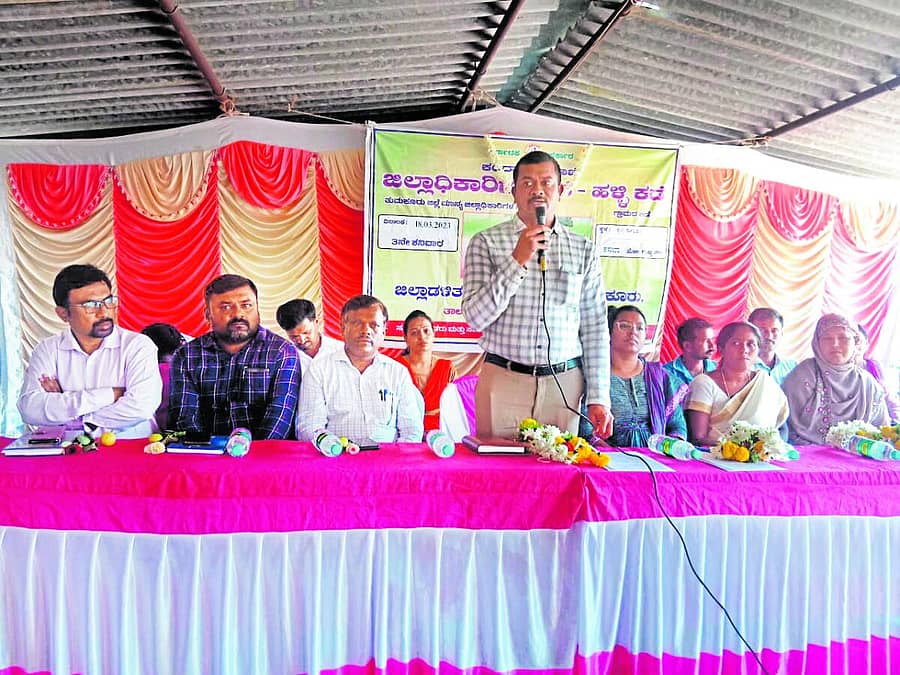 ಗ್ರಾಮ ವಾಸ್ತವ್ಯ ಕಾರ್ಯಕ್ರಮ ಉದ್ಘಾಟಿಸಿ ಮಾತನಾಡಿದ ಉಪ ವಿಭಾಗಾಧಿಕಾರಿ ಹೋಟೆಲ್ ಶಿವಪ್ಪ. ತಹಶೀಲ್ದಾರ್ ಬಿ. ಆರತಿ ಹಾಜರಿದ್ದರು