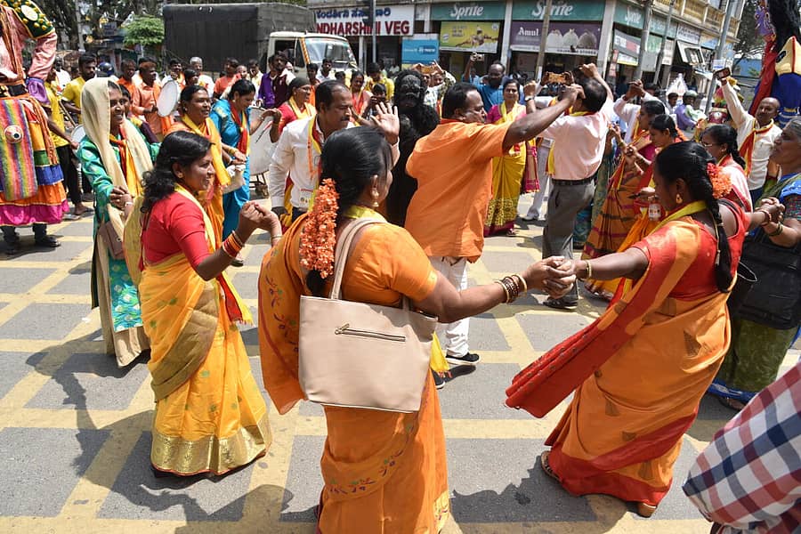 ಸಮ್ಮೇಳನಾಧ್ಯಕ್ಷರ ಮೆರವಣಿಗೆ ವೇಳೆ ಕಸಾಪ ಪದಾಧಿಕಾರಿಗಳು ಮತ್ತು ಕನ್ನಡಾಭಿಮಾನಿಗಳಿಂದ ನೃತ್ಯ