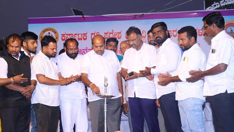 ಬೀದರ್ ತಾಲ್ಲೂಕಿನ ಮಲ್ಕಾಪುರದಲ್ಲಿ ಗಡಿ ಅಭಿವೃದ್ಧಿ ಪ್ರಾಧಿಕಾರದ ಸಹಯೋಗದಲ್ಲಿ ಆಯೋಜಿಸಿದ್ದ ನಮ್ಮ ಹಳ್ಳಿಯ ಜಾನಪದ ಸಂಭ್ರಮ ಕಾರ್ಯಕ್ರಮವನ್ನು ಶಾಸಕ ಬಂಡೆಪ್ಪ ಕಾಶೆಂಪೂರ್ ಉದ್ಘಾಟಿಸಿದರು. ಶೈಲೇಂದ್ರ ಬೆಲ್ದಾಳೆ, ವಿಜಯಕುಮಾರ ಸೋನಾರೆ ಇದ್ದಾರೆ