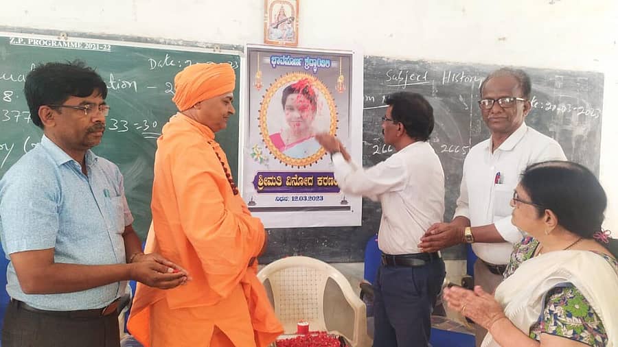 ಹೊಸಪೇಟೆಯಲ್ಲಿ ಭಾನುವಾರ ಏರ್ಪಡಿಸಿದ್ದ ಸಮಾರಂಭದಲ್ಲಿ ಸಾಹಿತಿ ವಿನೋದ ಕರ್ಣಂ ಅವರ ಭಾವಚಿತ್ರಕ್ಕೆ ಪುಷ್ಪವೃಷ್ಟಿ ಮಾಡಿ ಶ್ರದ್ಧಾಂಜಲಿ ಸಲ್ಲಿಸಲಾಯಿತು