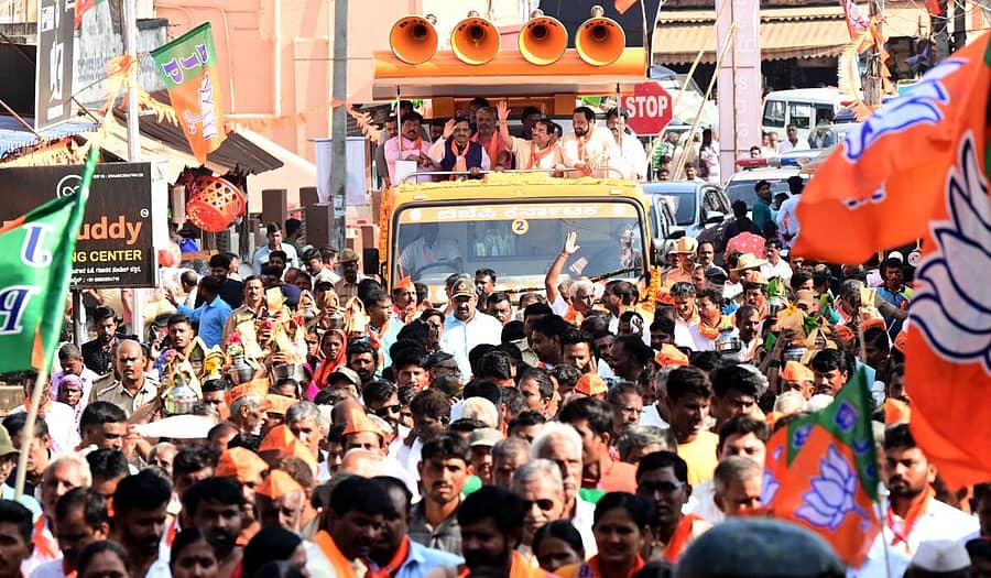 ಕಲಘಟಗಿಯಲ್ಲಿ ನಡೆದ ಬಿಜೆಪಿ ವಿಜಯ ಸಂಕಲ್ಪ ಯಾತ್ರೆಯ ರೋಡ್ಶೋನಲ್ಲಿ ಶಾಸಕ ಸಿ.ಎಂ.ನಿಂಬಣ್ಣವರ, ಕೇಂದ್ರ ಸಚಿವ ಪ್ರಲ್ಹಾದ ಜೋಶಿ ಕಾರ್ಯಕರ್ತರತ್ತ ಕೈಬೀಸಿದರು. ಸಚಿವ ಮುರುಗೇಶ ನಿರಾಣಿ, ಶಾಸಕ ಲಕ್ಷ್ಮಣ ಸವದಿ ಇದ್ದಾರೆ