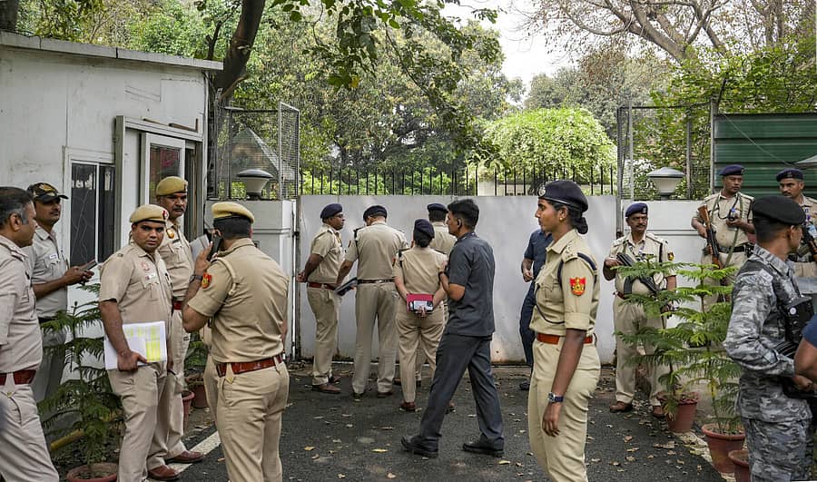 ರಾಹುಲ್ ಗಾಂಧಿ ಮನೆಯ ಮುಂದೆ ಹಿರಿಯ ಪೊಲೀಸ್ ಅಧಿಕಾರಿಗಳ ತಂಡ --–ಪಿಟಿಐ ಚಿತ್ರ