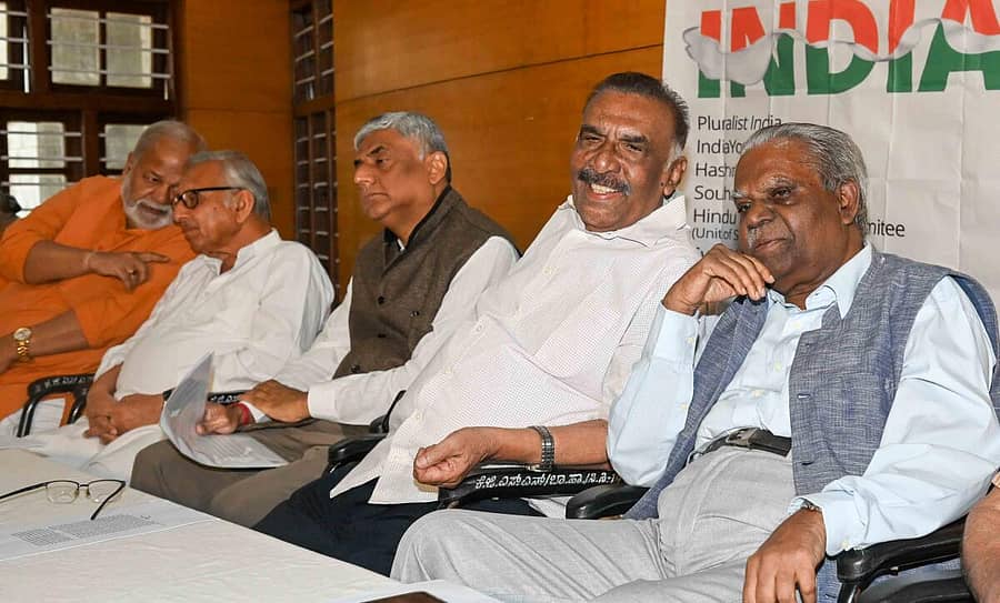 ‘ಐಡಿಯಾ ಆಫ್ ಇಂಡಿಯಾ’ ಕಾರ್ಯಕ್ರಮದಲ್ಲಿ (ಎಡದಿಂದ) ದೇಬಪ್ರಸಾದ್ ರಾಯ್, ಮಣಿಶಂಕರ್ ಅಯ್ಯರ್, ರಾಜೀವ್ ಗೌಡ, ಥಂಪನ್ ಥಾಮಸ್ ಮತ್ತು ಎಂ.ಜಿ. ದೇವಸಹಾಯಂ ಇದ್ದಾರೆ. - ಪ್ರಜಾವಾಣಿ ಚಿತ್ರ