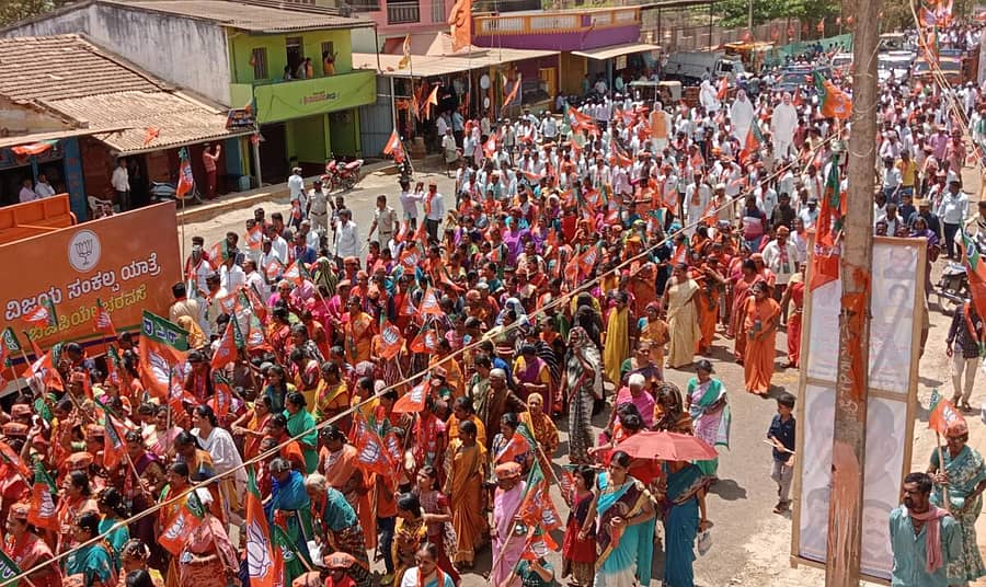 ಶಿರಾಳಕೊಪ್ಪದಲ್ಲಿ ಭಾನುವಾರ ನಡೆದ ಬಿಜೆಪಿ ವಿಜಯ ಸಂಕಲ್ಪ ಯಾತ್ರೆಯಲ್ಲಿ ಭಾಗವಹಿಸಿದ್ದ ಜನ.