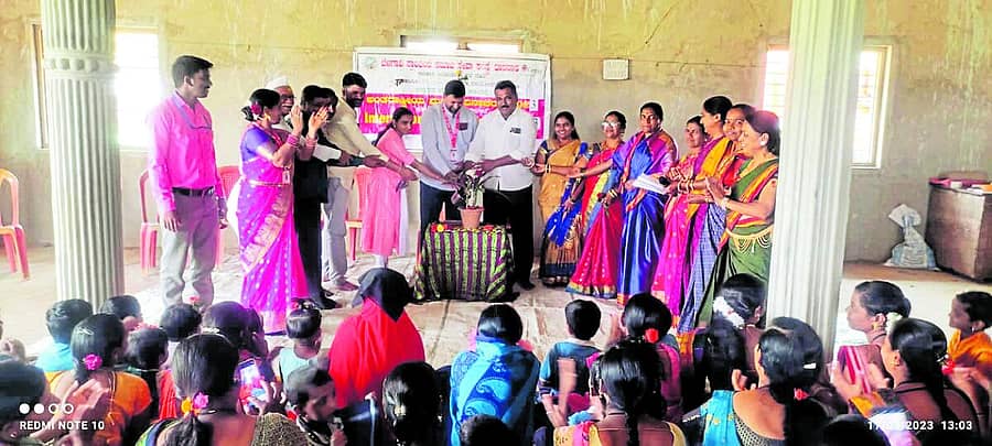 ಅಳ್ನಾವರ ಸಮೀಪದ ಡೋರಿ ಗ್ರಾಮದಲ್ಲಿ ನಡೆದ ಅಂತರರಾಷ್ಟ್ರೀಯ ಮಹಿಳಾ ದಿನಾಚರಣೆ ಕಾರ್ಯಕ್ರಮವನ್ನು ಗಣ್ಯರು ಉದ್ಘಾಟಿಸಿದರು