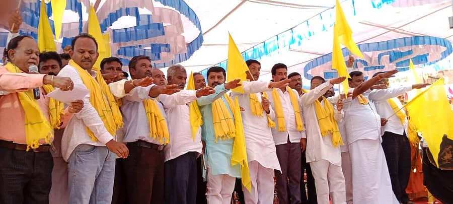 ಕುರುಬರ ಸಂಘದ ನೂತನ ಪದಾಧಿಕಾರಿಗಳ ಪದಗ್ರಹಣ ಸಮಾರಂಭ ಹೊಸಪೇಟೆಯಲ್ಲಿ ಭಾನುವಾರ ಜರುಗಿತು