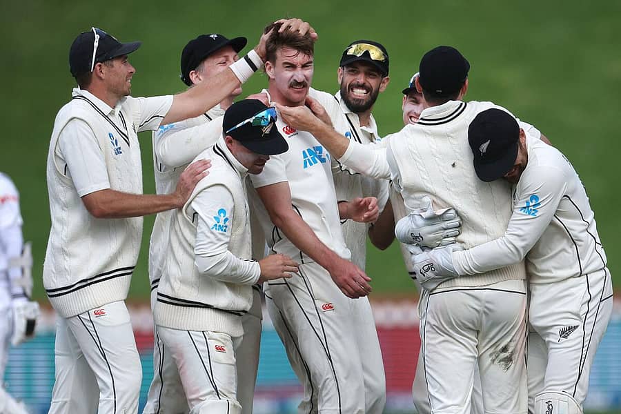 ಶ್ರೀಲಂಕಾ ತಂಡದ ನಿಶಾನ್ ಫೆರ್ನಾಂಡೊ ವಿಕೆಟ್ ಪಡೆದ ಬ್ಲೇರ್ ಟಿಕ್ನರ್ (ಮಧ್ಯದಲ್ಲಿ) ಅವರನ್ನು ಸಹ ಆಟಗಾರರು ಅಭಿನಂದಿಸಿದರು –ಎಎಫ್ಪಿ ಚಿತ್ರ