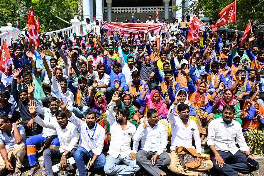 ಕಲಬುರಗಿಯಲ್ಲಿ ಸೋಮವಾರ ಕರ್ನಾಟಕ ಪ್ರಗತಿಪರ ತ್ಯಾಜ್ಯ ಸಾಗಿಸುವ ವಾಹನ ಚಾಲಕರ ಹಾಗೂ ಸಹಾಯಕರ ಸಂಘದ ವತಿಯಿಂದ ಪ್ರತಿಭಟನೆ ನಡೆಸಲಾಯಿತು–ಪ್ರಜಾವಾಣಿ ಚಿತ್ರ