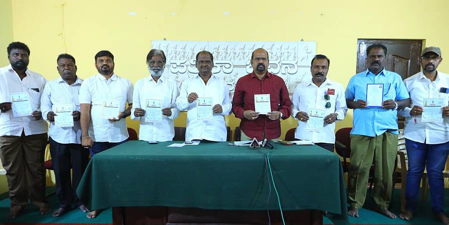 ವಿಜಯನಗರ ಜಿಲ್ಲಾ ಡಾ.ಬಿ.ಆರ್. ಅಂಬೇಡ್ಕರ್ ಸಂಘದ ಗೌರವ ಅಧ್ಯಕ್ಷ ಎಂ.ಸಿ. ವೀರಸ್ವಾಮಿ, ಅಧ್ಯಕ್ಷ ಕೆ.ಪಿ. ಉಮಾಪತಿ, ಪ್ರಧಾನ ಕಾರ್ಯದರ್ಶಿ ಎಂ. ವೆಂಕಟೇಶ್ವರಲು ಹಾಗೂ ಇತರರು ಅಂಬೇಡ್ಕರ್ ಪ್ರತಿಮೆ ಉದ್ಘಾಟನಾ ಸಮಾರಂಭದ ಆಹ್ವಾನ ಪತ್ರಿಕೆಯನ್ನು ಸೋಮವಾರ ಹೊಸಪೇಟೆಯಲ್ಲಿ ಬಿಡುಗಡೆಗೊಳಿಸಿದರು