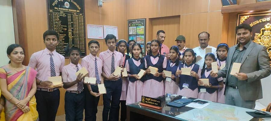 ಮತದಾನ ಮಾಡುವಂತೆ ಜಾಗೃತಿ ಮೂಡಿಸಲು ಪಾಲಕರಿಗೆ ಪತ್ರ ಬರೆದ ವಿದ್ಯಾರ್ಥಿಗಳನ್ನು ಜಿಲ್ಲಾ ಪಂಚಾಯ್ತಿ ಸಿಇಒ ಈಶ್ವರ ಕಾಂದೂ ಅಭಿನಂದಿಸಿದರು