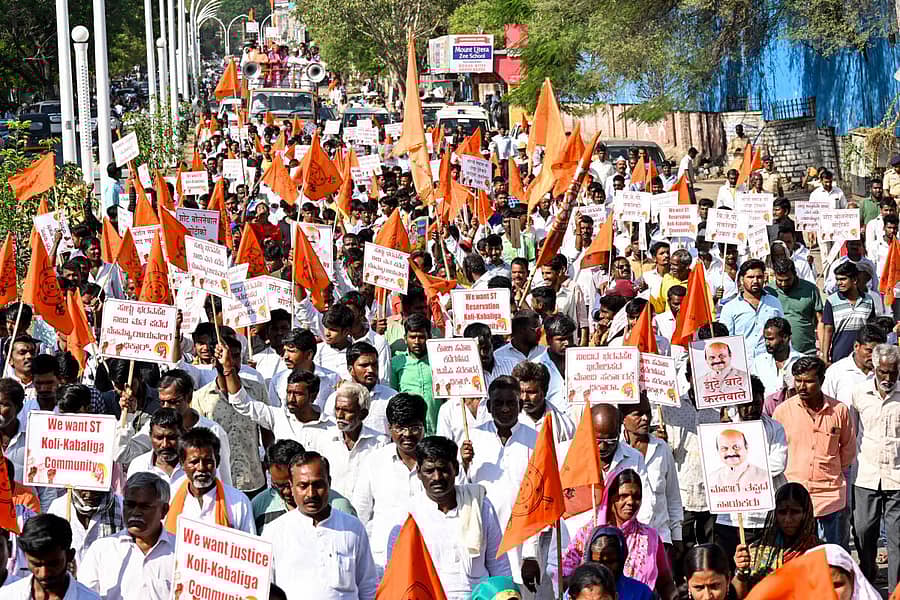 ಕಲಬುರಗಿಯಲ್ಲಿ ಸೋಮವಾರ ಕೋಲಿ ಕಬ್ಬಲಿಗ ಸೇರಿ ಇತರೆ ಉಪಜಾತಿಗಳ ಎಸ್‌ಟಿ‌ ಸೇರ್ಪಡೆಗೆ ಆಗ್ರಹಿಸಿ ರಾಜ್ಯ ಕೋಲಿ ಕಬ್ಬಲಿಗ ಎಸ್ಟಿ ಹೋರಾಟ ಸಮಿತಿ ಸದಸ್ಯರು ಸೋಮವಾರ ಪ್ರತಿಭಟನಾ ರ್‍ಯಾಲಿ ನಡೆಸಿದರು   –ಪ್ರಜಾವಾಣಿ ಚಿತ್ರ/ತಾಜುದ್ದೀನ್‌ ಆಜಾದ್‌