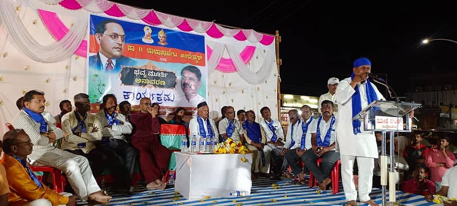 ಮುದ್ದೇಬಿಹಾಳ ಪಟ್ಟಣದ ಡಾ.ಬಿ.ಆರ್.ಅಂಬೇಡ್ಕರ್ ವೃತ್ತದಲ್ಲಿ ನಡೆದ ನವೀಕೃತ ವೃತ್ತ ಮತ್ತು ಬೃಹತ್ ಗಾತ್ರದ ಡಾ.ಬಿ.ಆರ್.ಅಂಬೇಡ್ಕರ್ ಪುತ್ಥಳಿ ಲೋಕಾರ್ಪಣೆ ಸಮಾರಂಭದಲ್ಲಿ ಶಾಸಕ ಎ.ಎಸ್.ಪಾಟೀಲ ನಡಹಳ್ಳಿ ಮಾತನಾಡಿದರು