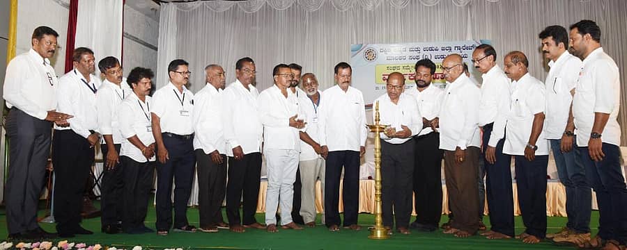 ಉಡುಪಿಯ ಪುರಭವನದಲ್ಲಿ ಭಾನುವಾರ ದಕ್ಷಿಣ ಕನ್ನಡ ಮತ್ತು ಉಡುಪಿ ಜಿಲ್ಲಾ ಗ್ಯಾರೇಜು ಮಾಲೀಕರ ಸಂಘದ ವಾರ್ಷಿಕ ಮಹಾಸಭೆ ಮತ್ತು ಸಮಾವೇಶವನ್ನು ಮುಖಂಡರಾದ ರಘು ಶ್ರೀನಿವಾಸ್ ಶೆಟ್ಟಿಗಾರ್ ಉದ್ಘಾಟಿಸಿದರು