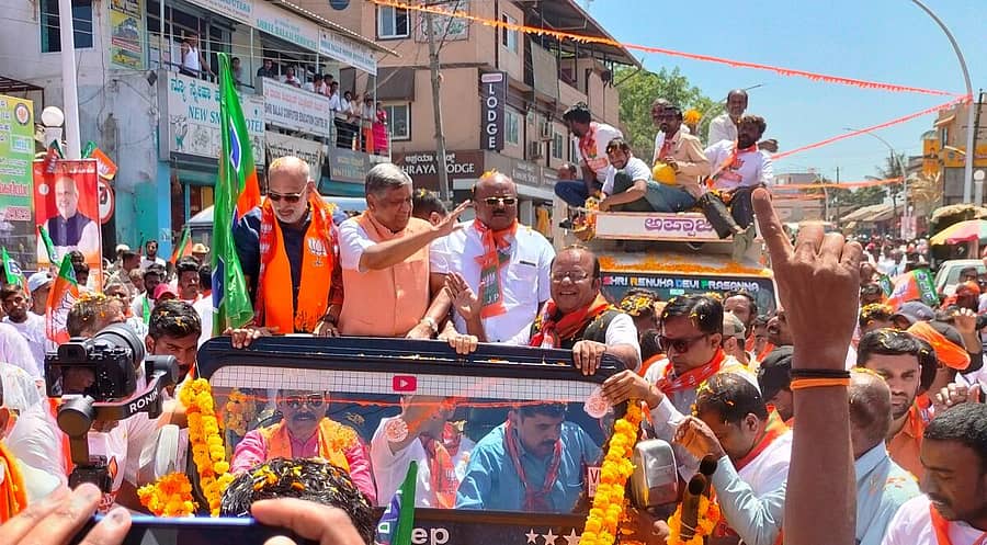 ಮುಂಡಗೋಡದಲ್ಲಿ ನಡೆದ ಬಿಜೆಪಿ ಕಾರ್ಯಕರ್ತರ ಬೃಹತ್ ಸಮಾವೇಶದ ಅಂಗವಾಗಿ ಬಿಜೆಪಿ ಕಾರ್ಯಕರ್ತರು ಮೆರವಣಿಗೆ ನಡೆಸಿದರು